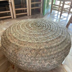 Photo d'un pouf en fibre végétal naturel de palmier, rond.