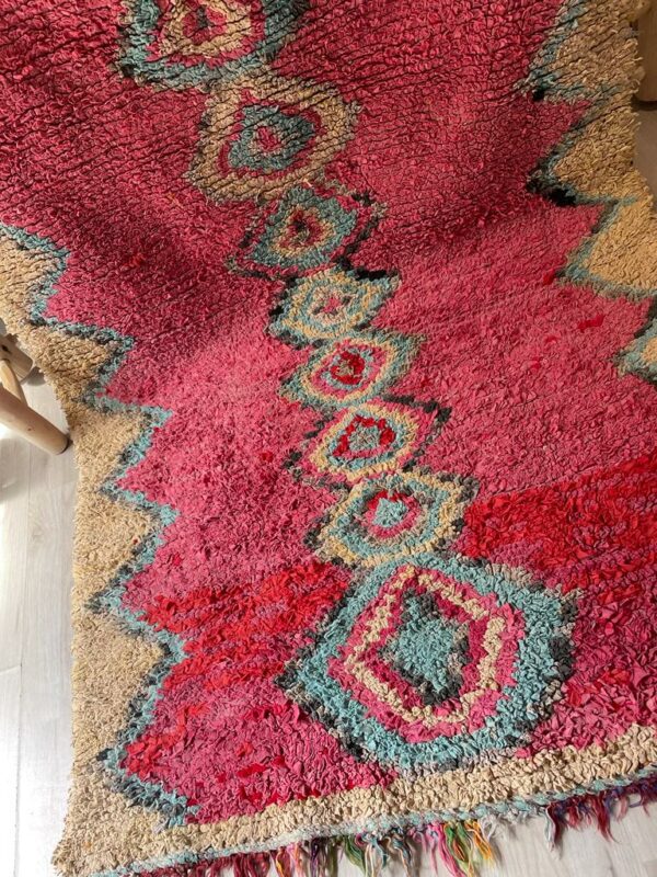 Photo d'un tapis Boucherouite en coton rose et turquoise.