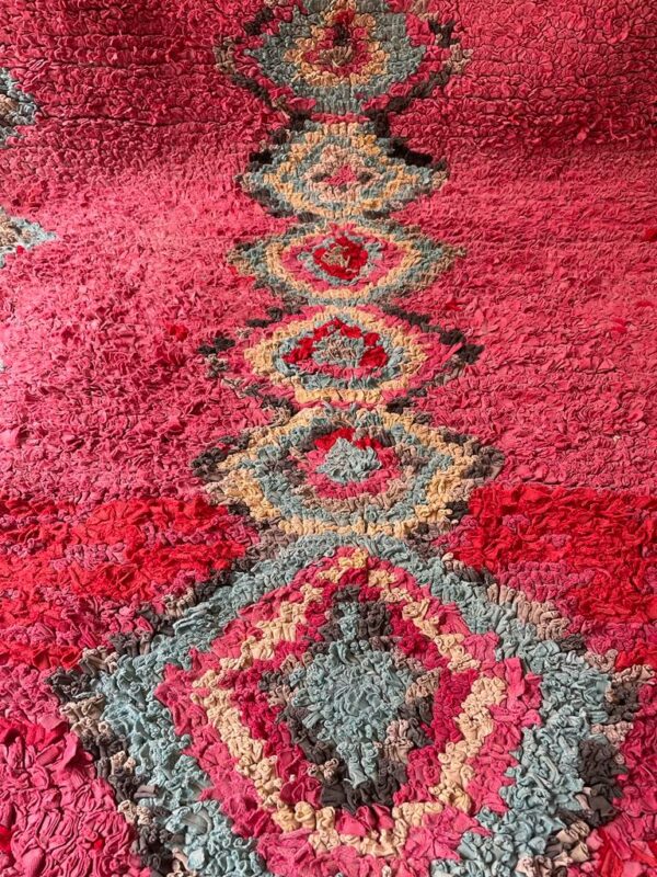 Photo d'un tapis Boucherouite en coton rose et turquoise.