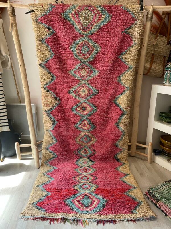 Photo d'un tapis Boucherouite en coton rose et turquoise.