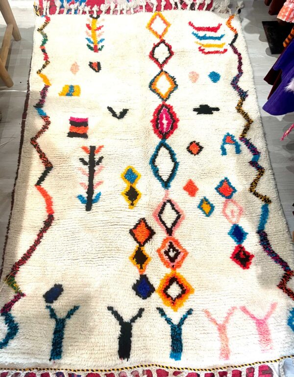 Tapis berbère Azilal, en laine, réalisé dans l'Atlas marocain.