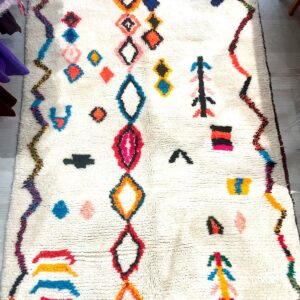 Tapis Azilal (berbère) en laine fond blanc et couleurs vives.