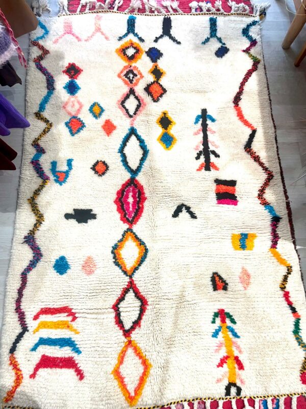 Tapis Azilal (berbère) en laine fond blanc et couleurs vives.