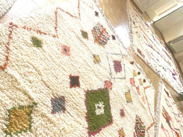 Tapis Azilal plusieurs tapis posé au sol
