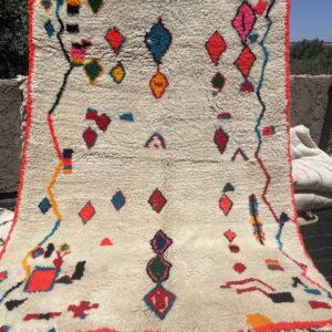 Tapis Azilal aux couleurs vives et dynamique.
