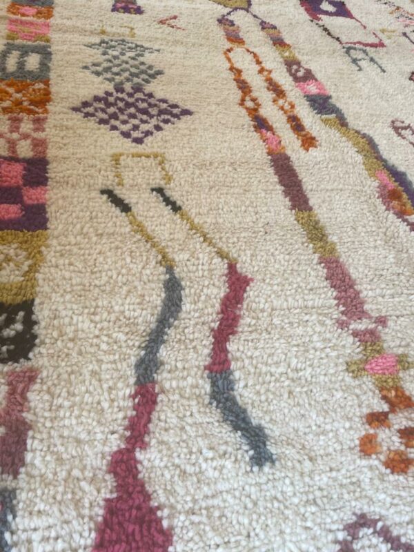 Photo d'un tapis Azilal motif multicolores.