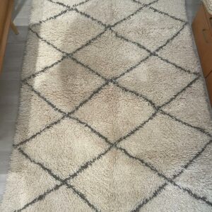 Photo d'un Tapis marocain Beni-Ouarain écru et losanges gris.