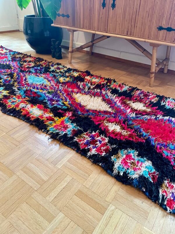 Photo d'un tapis Boucherouite fond noir muticolores.