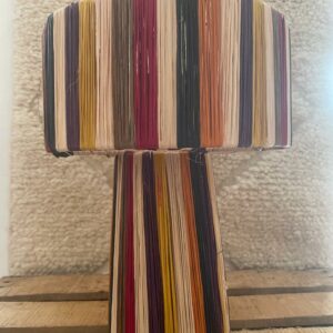 Lampe en raphia multicolores.
