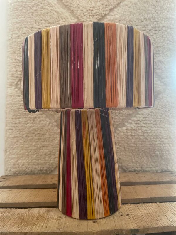 Lampe en raphia multicolores.