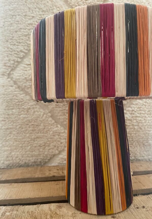 Lampe en raphia multicolores.