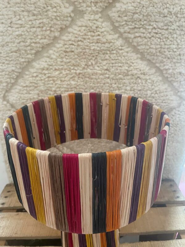 Lampe en raphia multicolores.