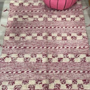 Photo d'un tapis Beni-Ouarain Zanafi tissé rose.