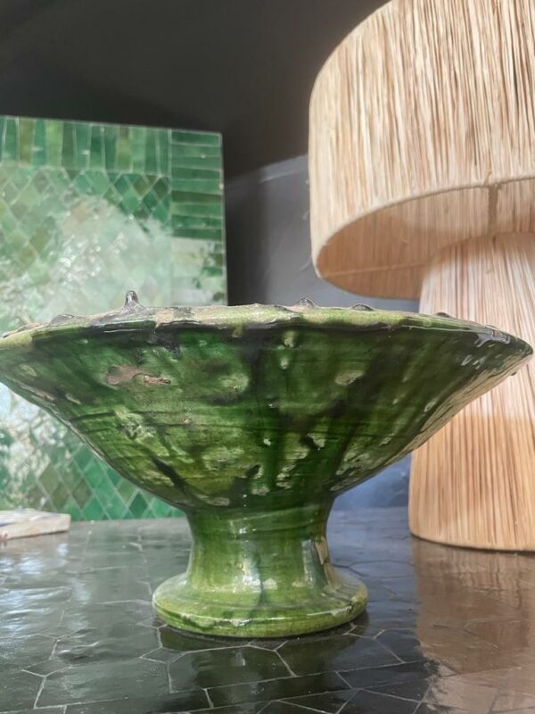 Photographie d'une grande coupelle sur pied vert poterie de Tamegroute.