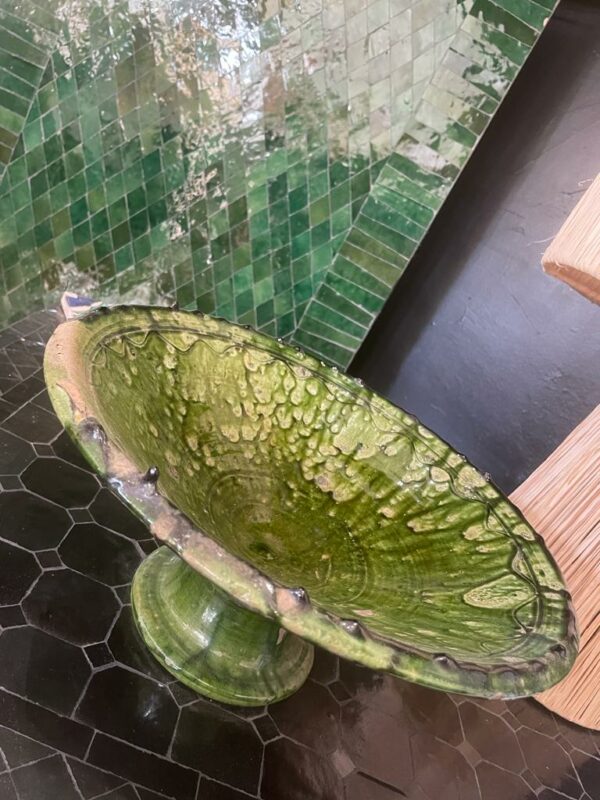 Photo d'une grande coupelle sur pied Tamegroute couleur vert.