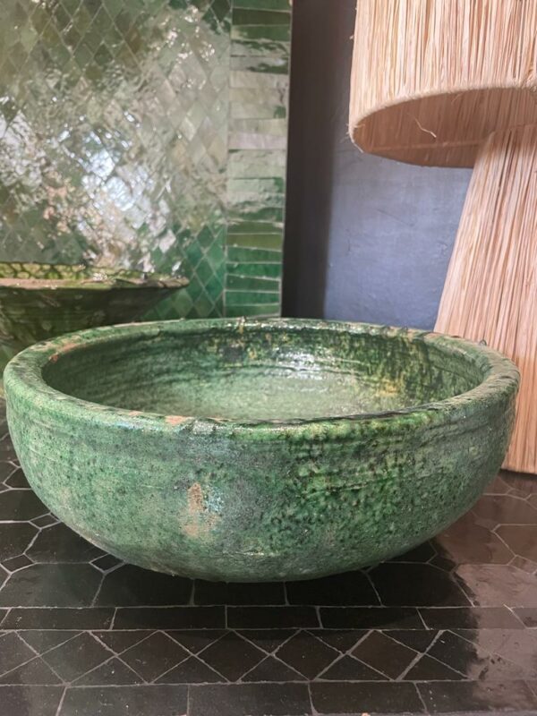 Photo d'un poterie de Tamegroute. Plat XXL vert rond et épais.