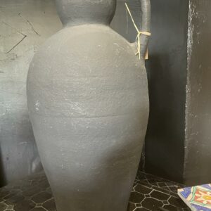 Photo d'une jarre noir, aux formes arrondies réalisé en terre cuite, au Maroc, les peintures sont naturelles. h52 x l28. 79€