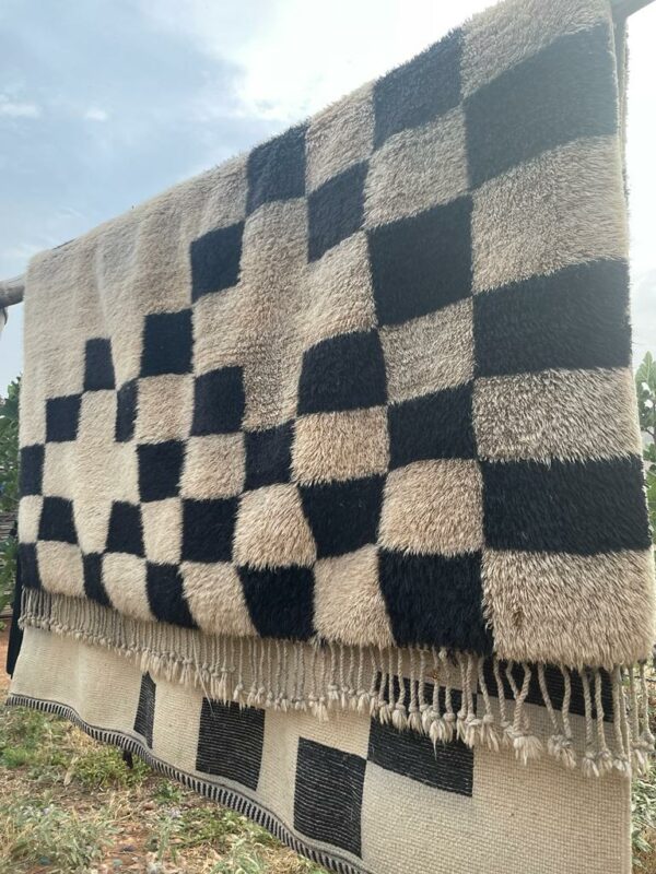 Tapis Mrirt motifs graphiques, classique chic noir et blanc intemporelle.
