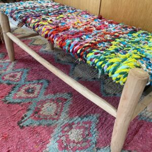 Photo d'un banc en boucherouite multicolores 100 x 40. Le boucherouite est constitué de matériaux de recyclage, à partir de tissu en tous genres., Ce banc est aussi joli que pratique en plus d'être écologique.