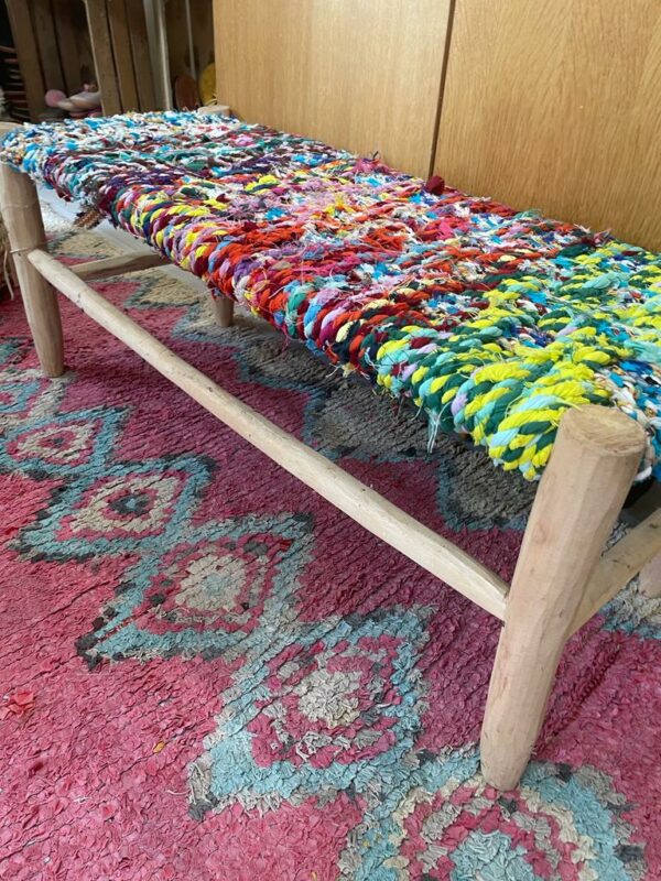 Photo d'un banc en boucherouite multicolores 100 x 40. Le boucherouite est constitué de matériaux de recyclage, à partir de tissu en tous genres., Ce banc est aussi joli que pratique en plus d'être écologique.