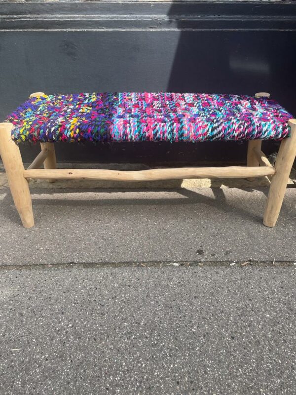 Photo d'un banc en boucherouite multicolores 100 x 40. Le boucherouite est constitué de matériaux de recyclage.