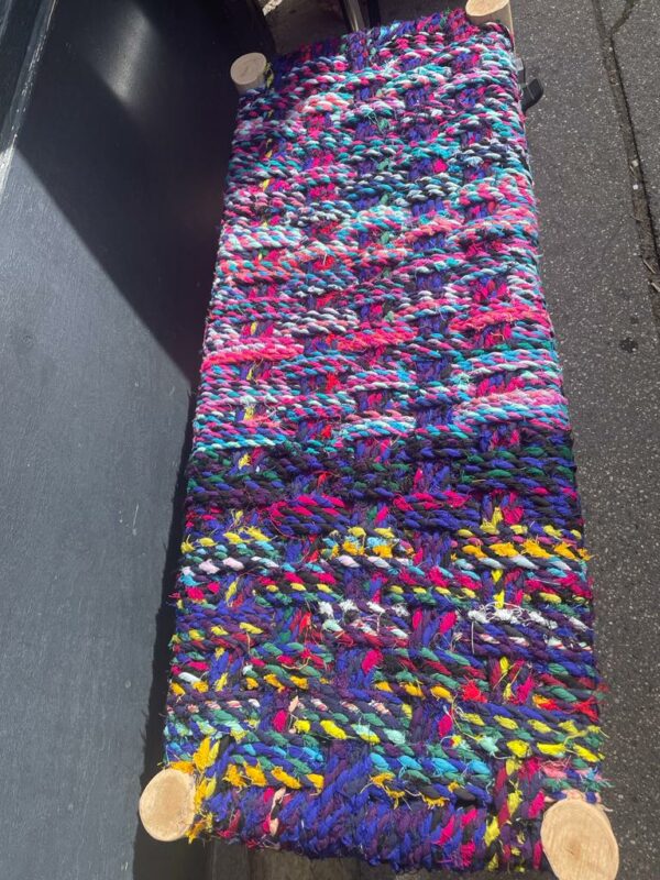 Photo d'un banc en boucherouite multicolores 100 x 40. Le boucherouite est constitué de matériaux de recyclage.
