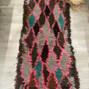 Photo d'un tapis boucherouite motifs losanges ros turquoise et marron. 167x70.