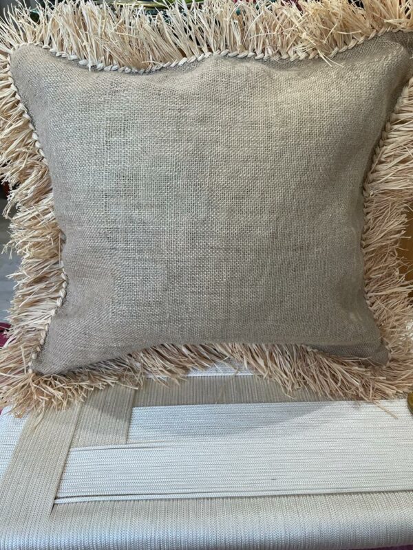 Photographie d'une housse de coussin raphia et toile de jute.