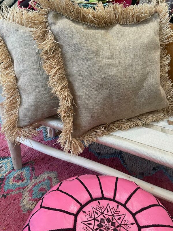Photographie d'une housse de coussin raphia et toile de jute.