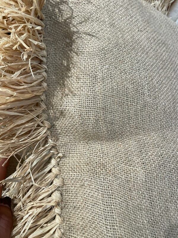 Photographie d'une housse de coussin raphia et toile de jute.