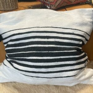 Housse de coussin en coton blanc et épaisse rayure noir.