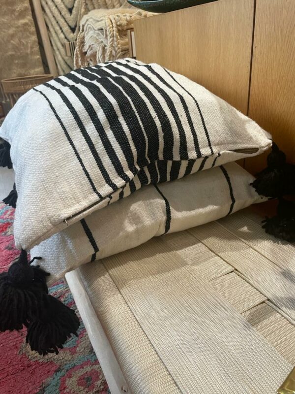 Housse de coussin en coton blanc et épaisse rayure noir.