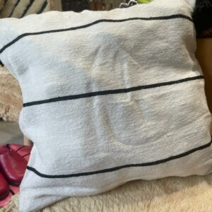 Housse de coussin en coton blanc et fine rayure noir.
