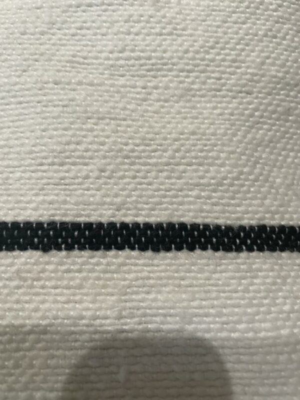 Housse de coussin en coton blanc et fine rayure noir.
