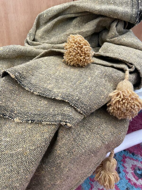 Photo d'un plaid en coton uni ocre jaune. 200x155.