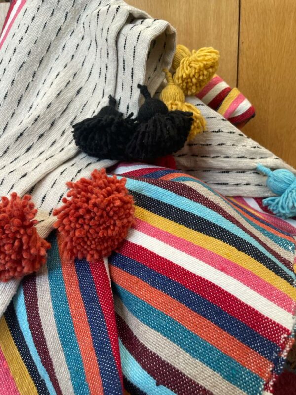 Plaid en coton rayer multicolores.