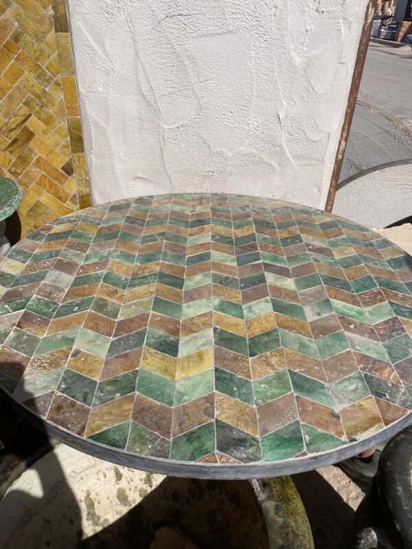 Photographie d'un plateau de table en zellige.