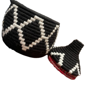 Mini corbeille en doum et laine.