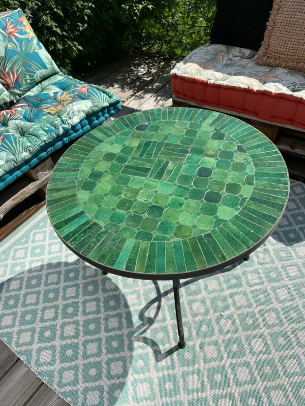 Photo d'une table en zellige de Tamegroute chez nos clients.