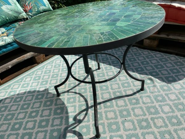 Photo d'une table en zellige de Tamegroute chez nos clients.