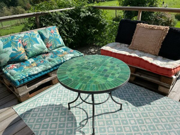 Photo d'une table en zellige de Tamegroute chez nos clients.