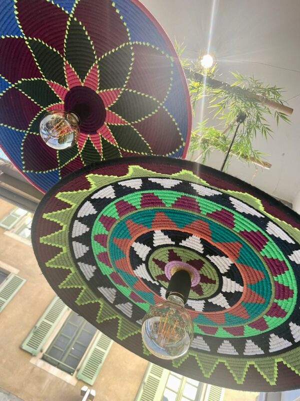 Photo d'un plateau suspension rosace multicolore.