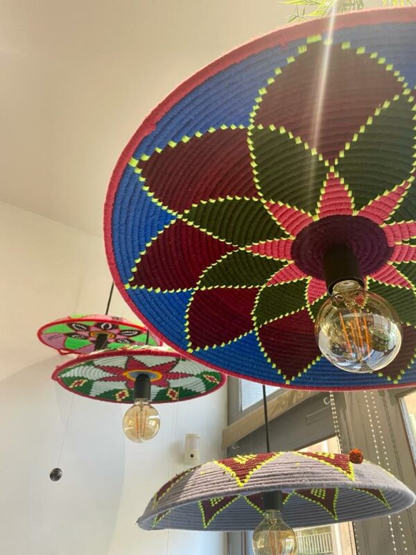 Photo d'un plateau suspension rosace multicolore.