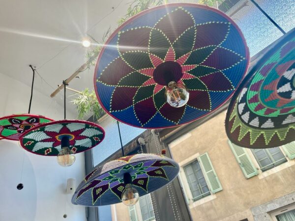 Photo d'un plateau suspension rosace multicolore.