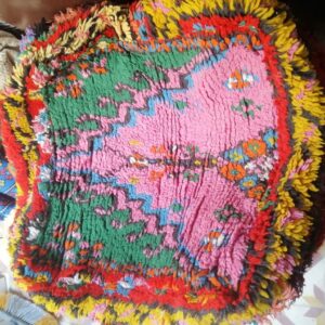 Photo d'un pouf marocain relise à partir de vieux tapis, ancien. Matériaux recyclé, vifs en couleurs pamplemousse.