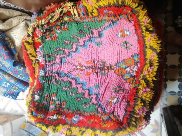 Photo d'un pouf marocain relise à partir de vieux tapis, ancien. Matériaux recyclé, vifs en couleurs pamplemousse.