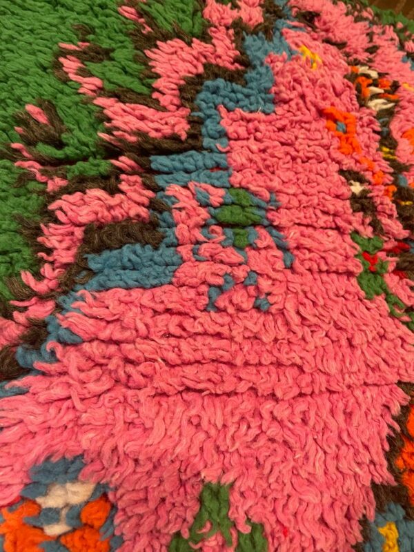 Photo d'un pouf rose réalisé a partir de tapis berbère.