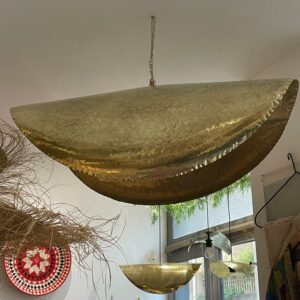 Photographie d'une suspension en laiton martelé.