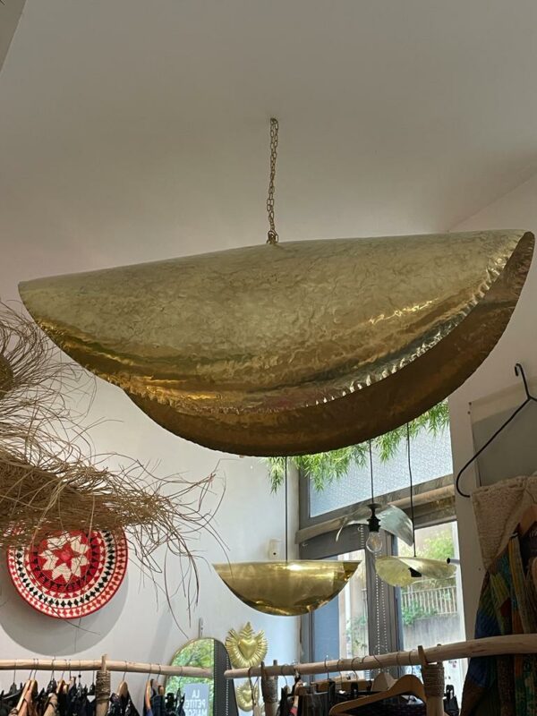 Photographie d'une suspension en laiton martelé.