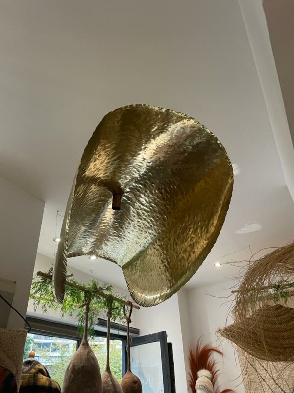 Photographie d'une suspension en feuille cuivre martelé. 120 cm de diamètre est peut être réalisé dans différentes dimension.